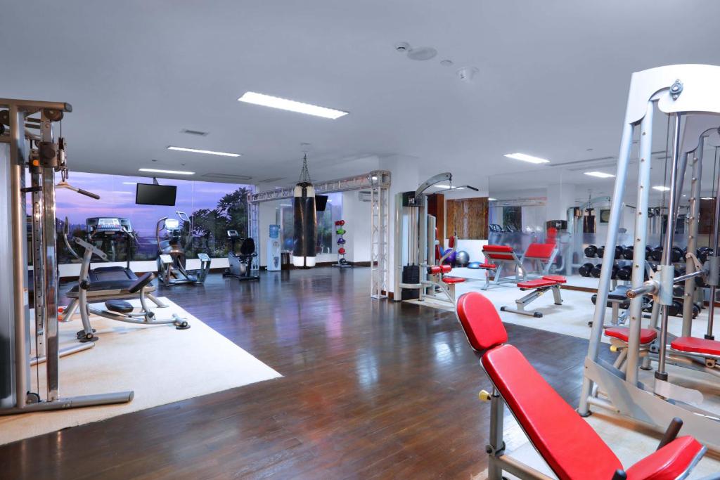 Fitness centrum a/nebo fitness zařízení v ubytování Lv8 Resort Hotel