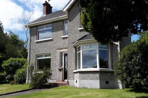ベルファストにあるHallmount House - Belfastの庭に大きな窓があるレンガ造りの家