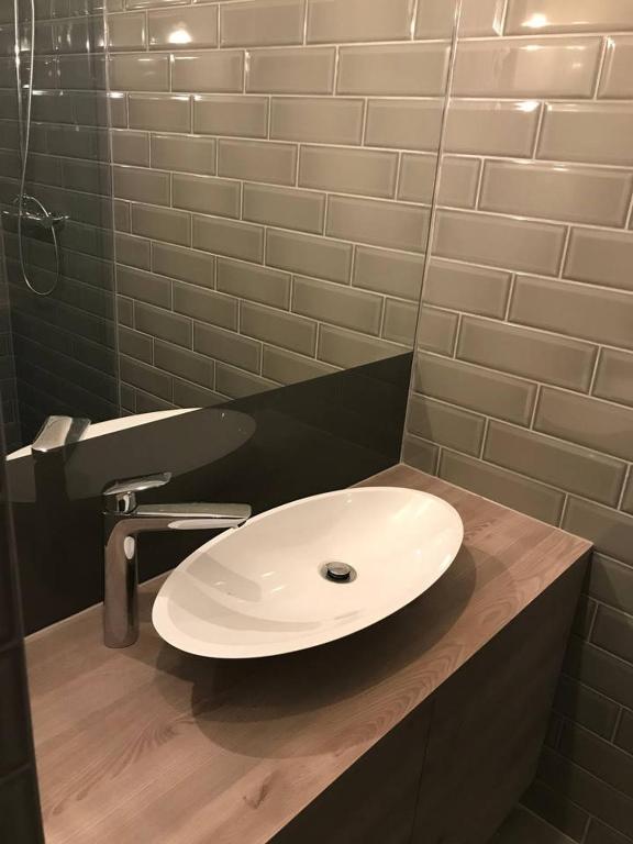 A bathroom at The Whistling Rabbi