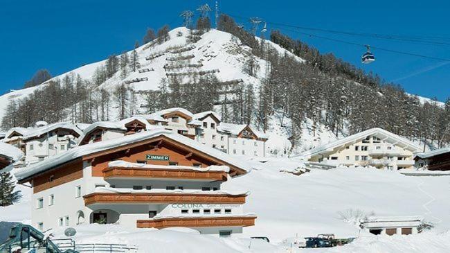 un lodge de esquí en la nieve con remonte en Garni-Appartement Collina, en Samnaun