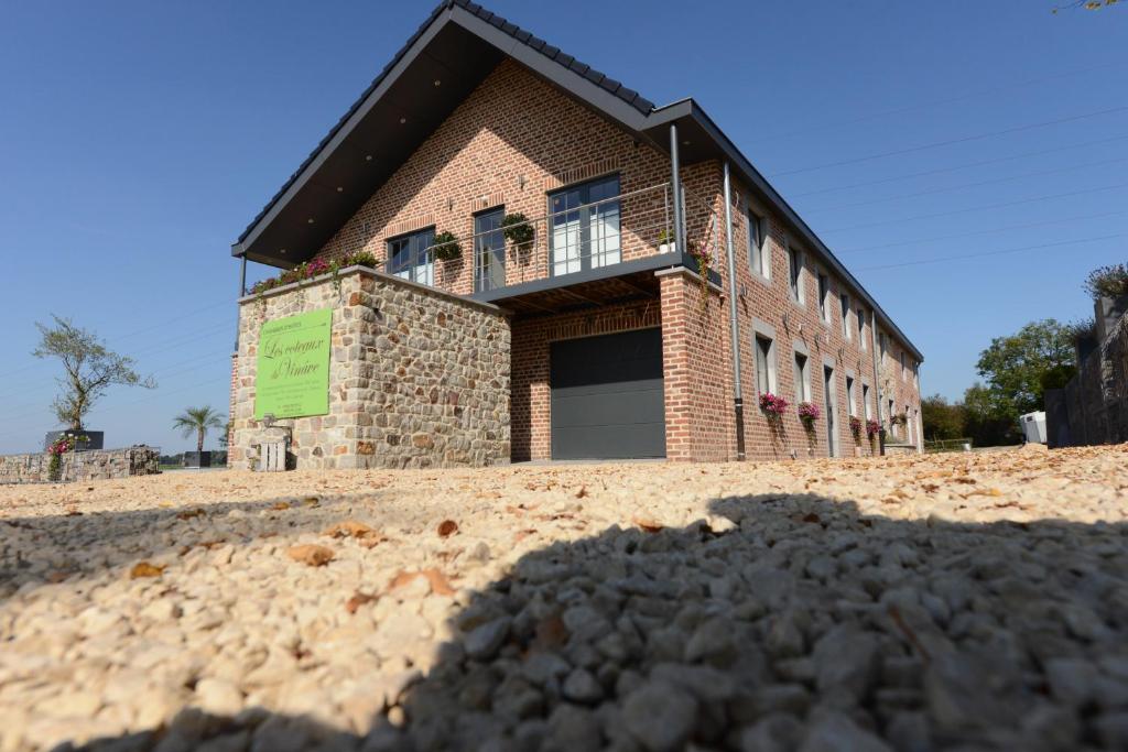 une maison au sommet d'un tas de rochers dans l'établissement Les Coteaux du Vinave, à Herve