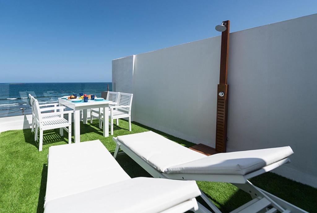 アルカスにあるDELUXE HOME, SEA VIEW AND TERRACE GC52のバルコニー(白い椅子、景色を望むテーブル付)