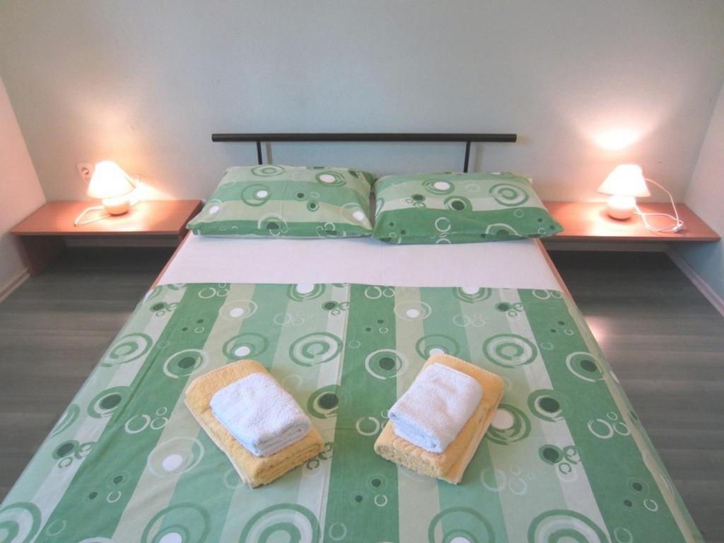 um quarto com uma cama com duas toalhas em Apartments Zdenka em Okrug Donji