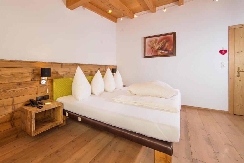 Postel nebo postele na pokoji v ubytování Genusshotel Alpenblick
