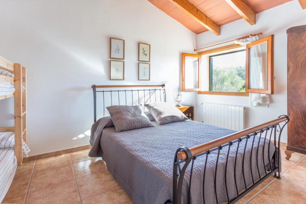 A bed or beds in a room at Es Camp Fred