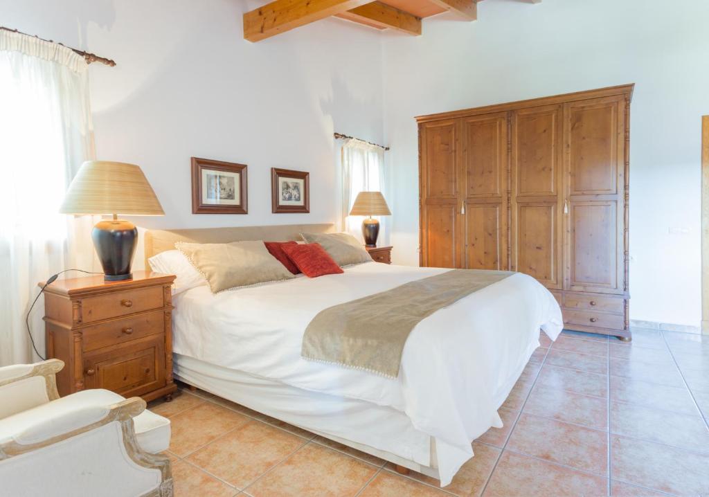 A bed or beds in a room at Es Camp Fred