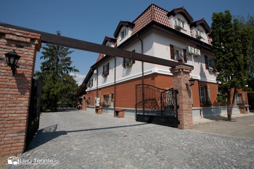 une porte ouverte menant à un grand bâtiment en briques dans l'établissement Piazzetta Bacau, à Bacău