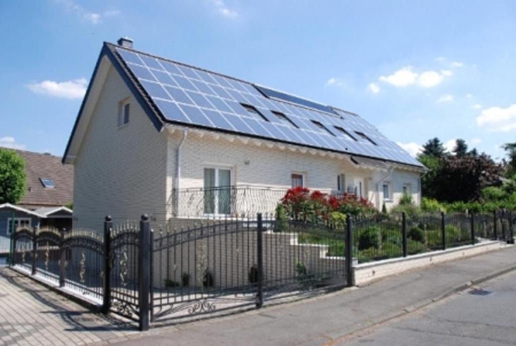 una casa con paneles solares encima en Fewo-Hengesbach en Much
