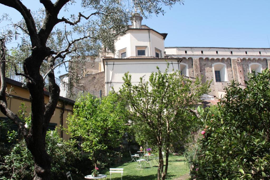 フィレンツェにあるStudios Garden Terrace Oltrarnoの庭園上の塔のある建物