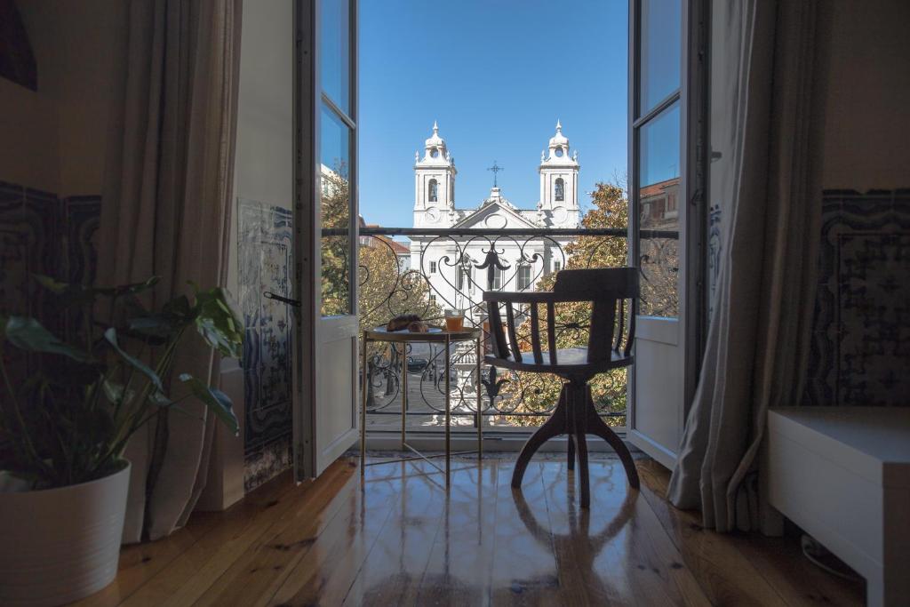 リスボンにあるTiles of São Pauloの教会の景色を望むバルコニー(椅子付)