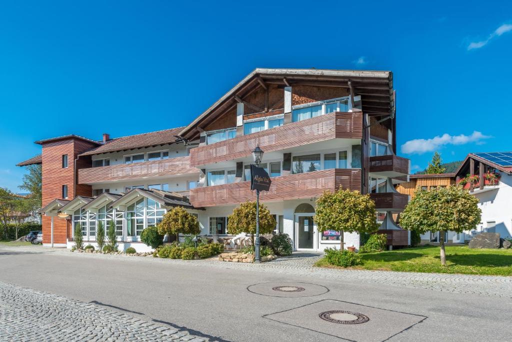 een groot bakstenen gebouw aan de kant van een straat bij Allgäu Vital Oberstaufen inkl Oberstaufen Plus Card in Oberstaufen