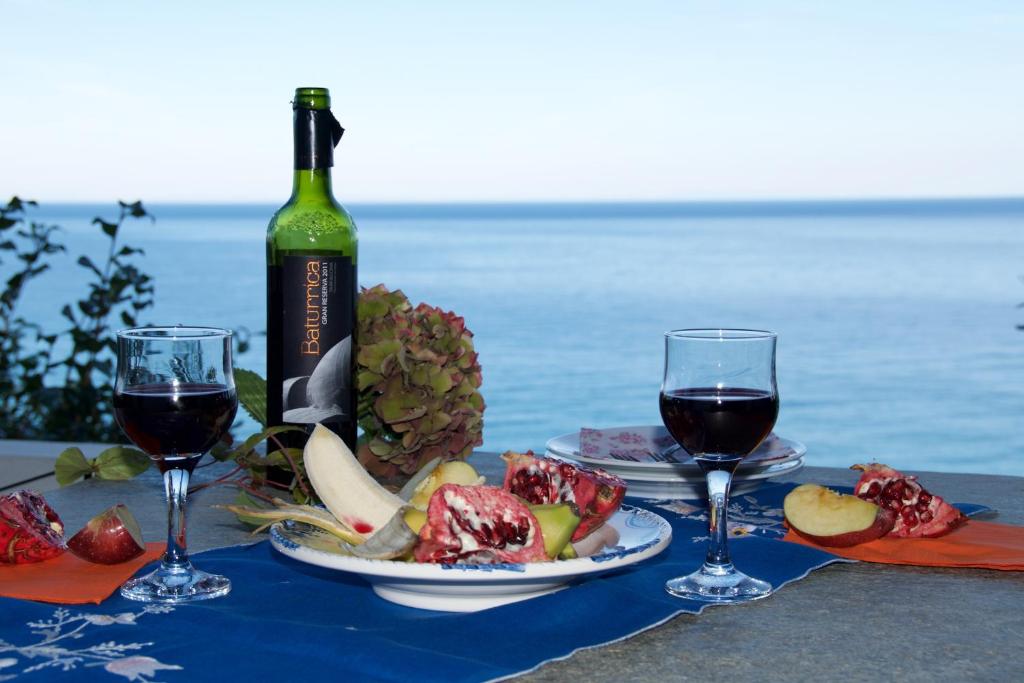 アギオス・イオアニス・ペリオンにあるPelion Oramaのワイン2杯と食器