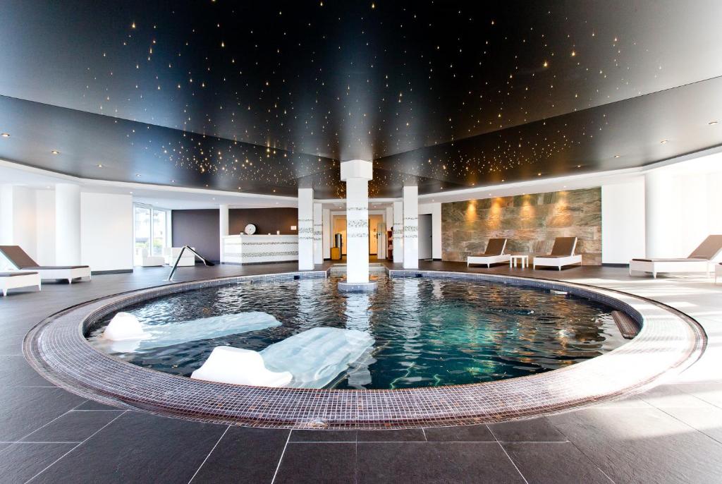 Bazén v ubytování Miramar La Cigale Hotel Thalasso & Spa nebo v jeho okolí