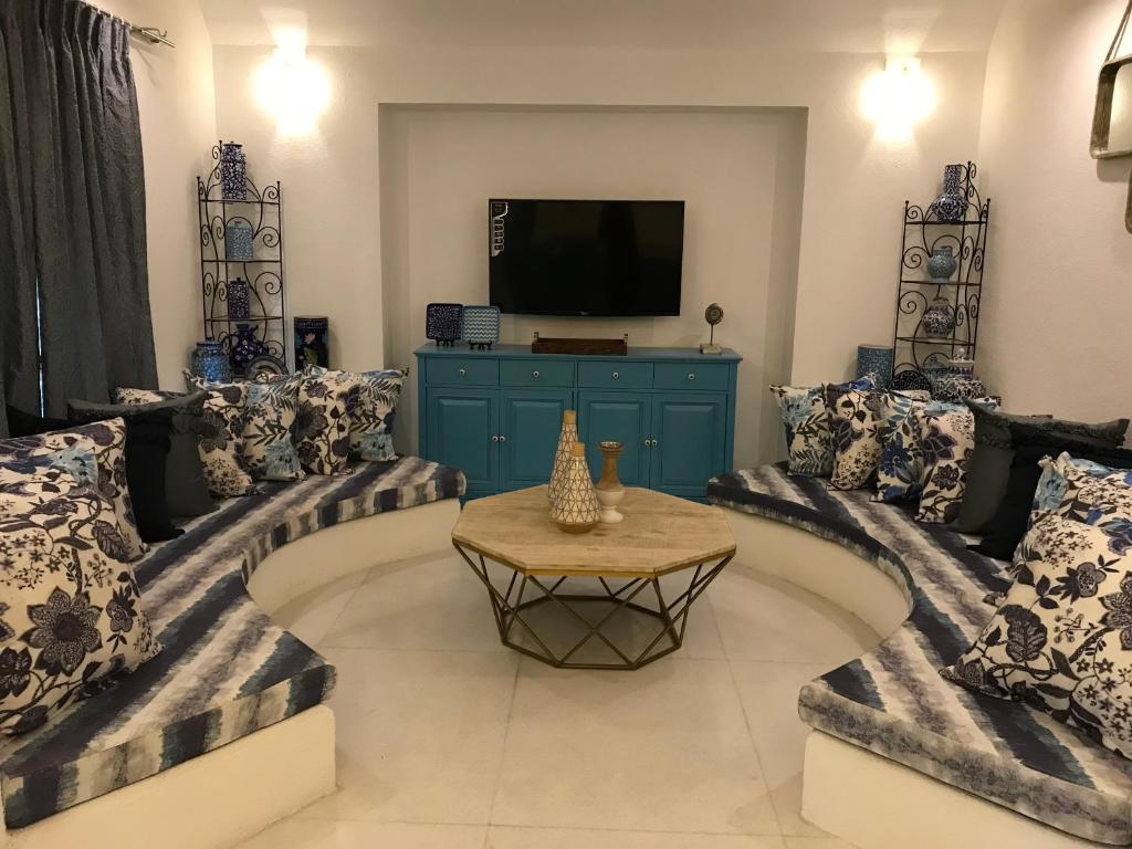 TV a/nebo společenská místnost v ubytování Pramod House Of Classics
