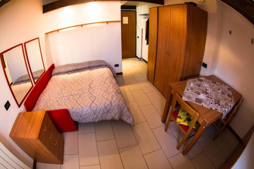 トリノにあるmono Rossoの小さなベッドルーム(ベッド1台、テーブル付)