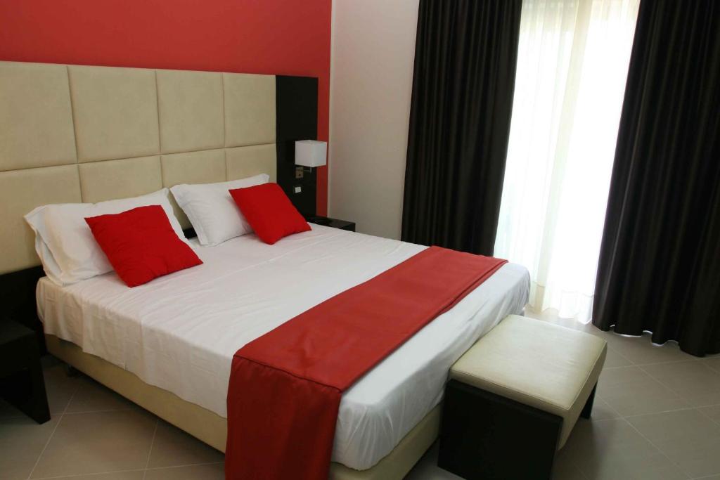 A bed or beds in a room at Rama Palace Hotel