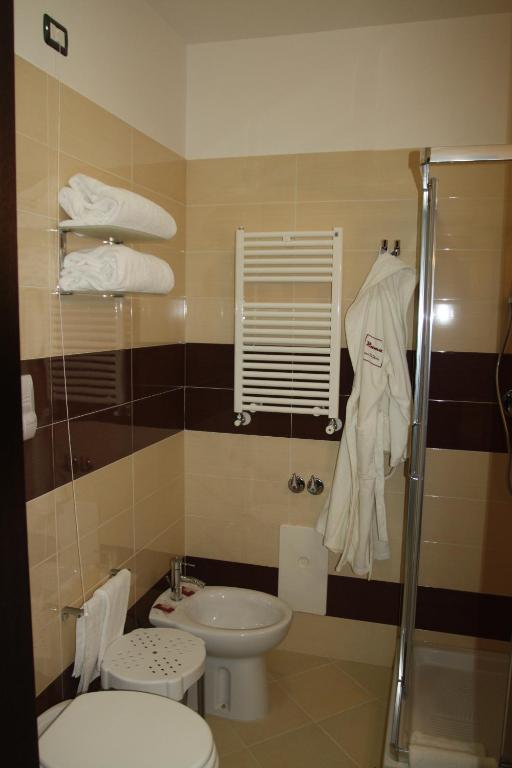 A bathroom at Rama Palace Hotel