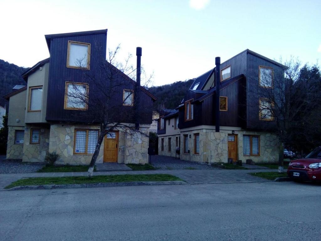ein großes Haus mit einem davor geparkt in der Unterkunft Rudecindo Roca 1 in San Martín de los Andes
