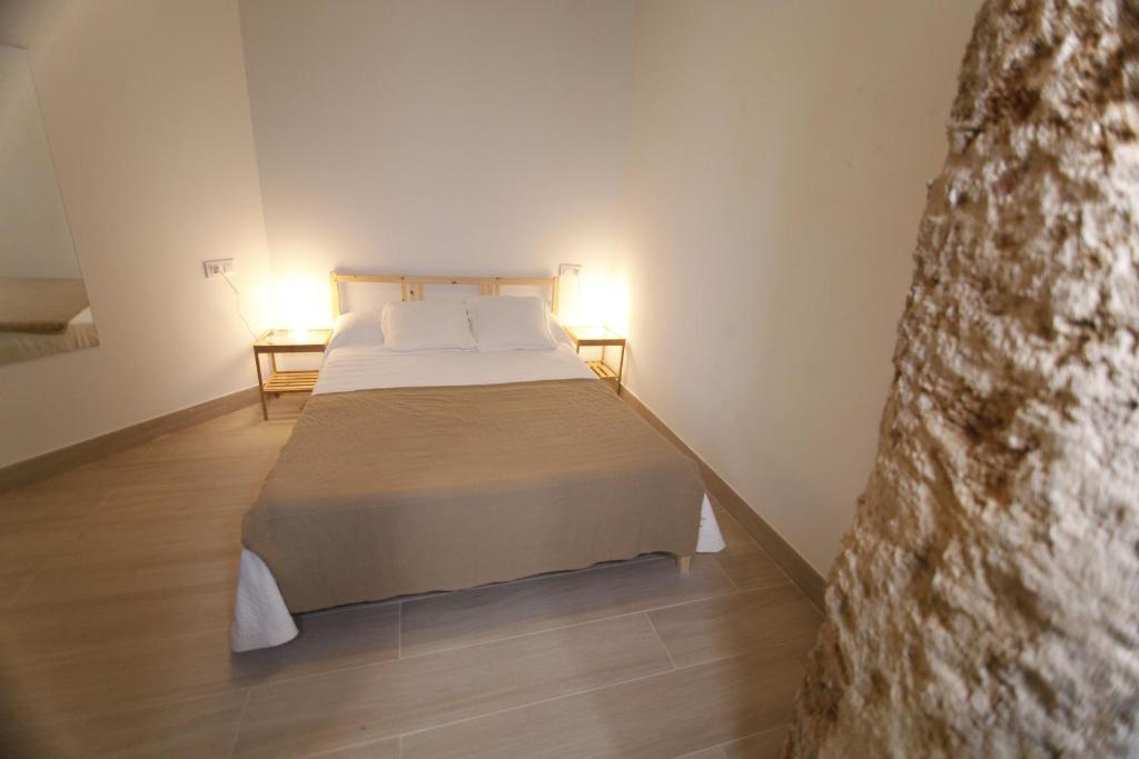 a bedroom with a bed in a room at Magnifica Oportunidad, junto a la Playa y al Teatro Falla in Cádiz