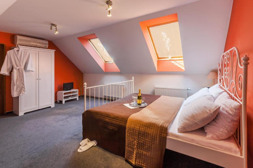 Postel nebo postele na pokoji v ubytování Hotel Augustus et Otto