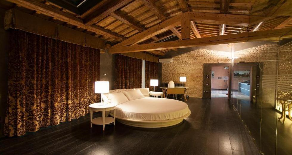 a bedroom with a white bed in a room at Villa Solaris Hotel & Residence in Tezze sul Brenta