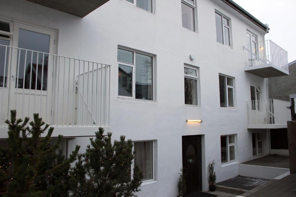 een wit appartementencomplex met een balkon bij Astro Apartments in Reykjavík