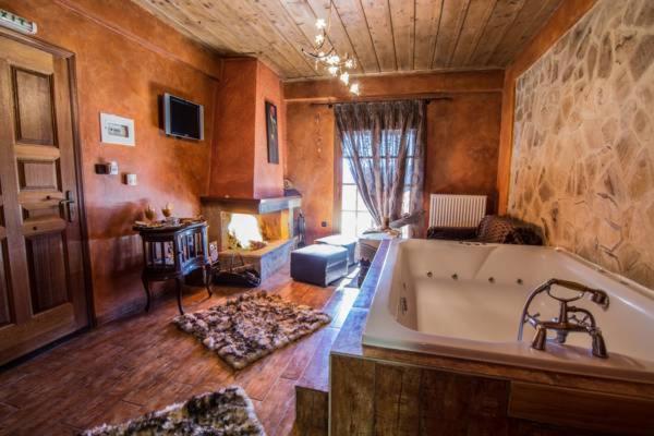 un ampio bagno con una grande vasca in una stanza di Enthymio Suites a Synikia Mesi Trikalon