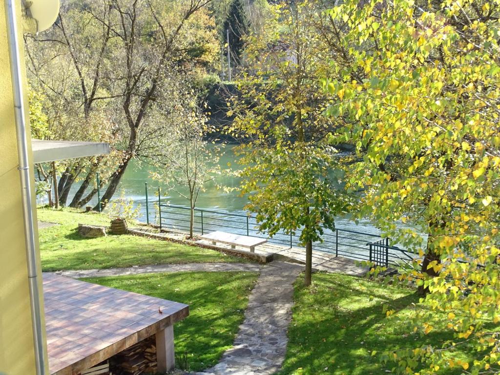 una casa con vistas al agua en Holiday Homer Kuća na obali Vrbasa en Banja Luka