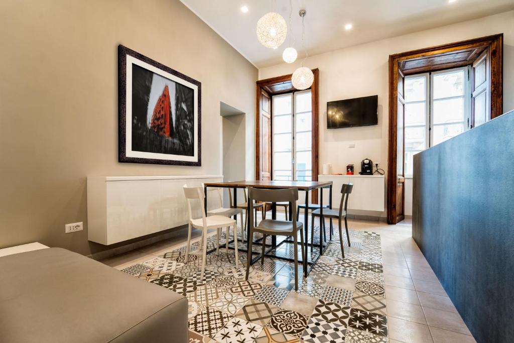 - une salle à manger avec une table et des chaises dans l'établissement New Gallery, à Naples