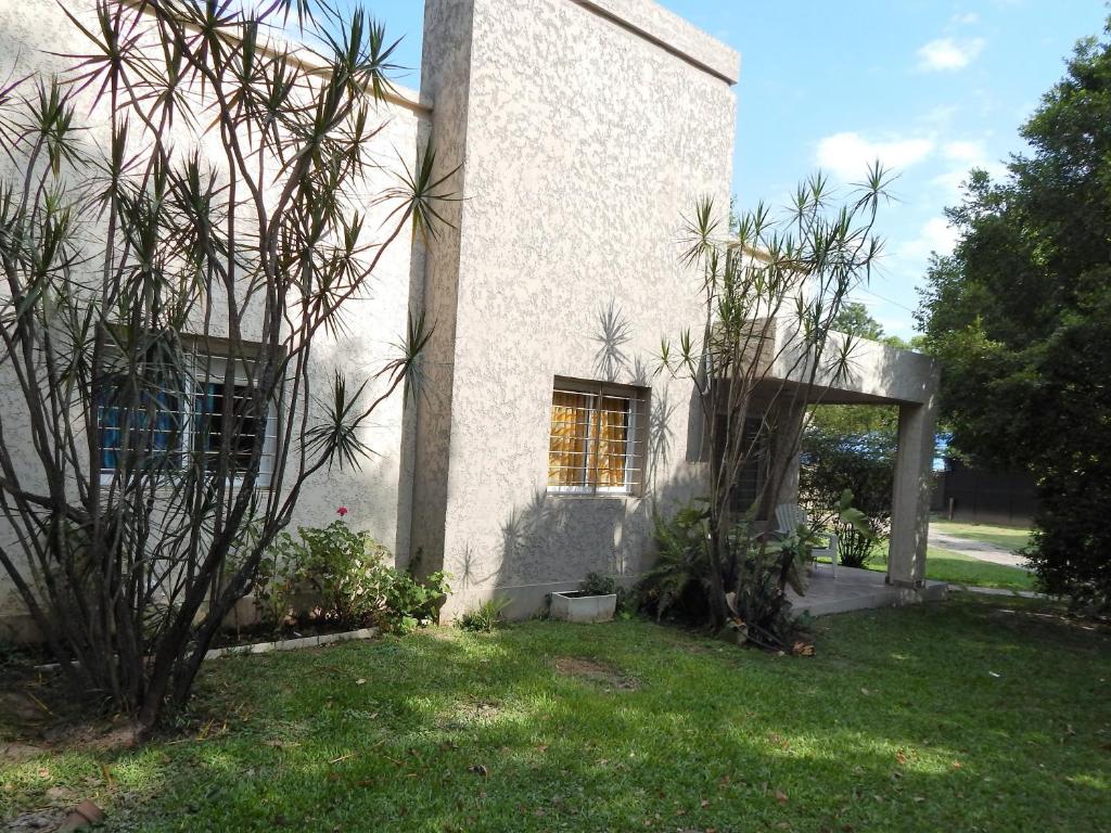 ein weißes Gebäude mit einem Fenster und einem Hof in der Unterkunft Casa Emilia - Yerba Buena in Yerba Buena
