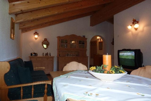 TV a/nebo společenská místnost v ubytování Tratlhof