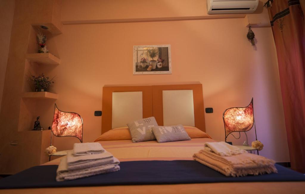 1 dormitorio con 1 cama con toallas en Dolce Conca D'Oro B&B, en Palermo