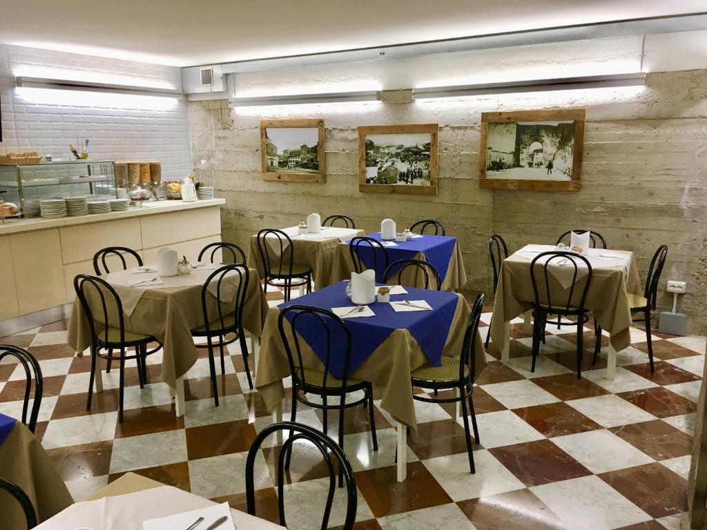 Reštaurácia alebo iné gastronomické zariadenie v ubytovaní Hotel San Marco