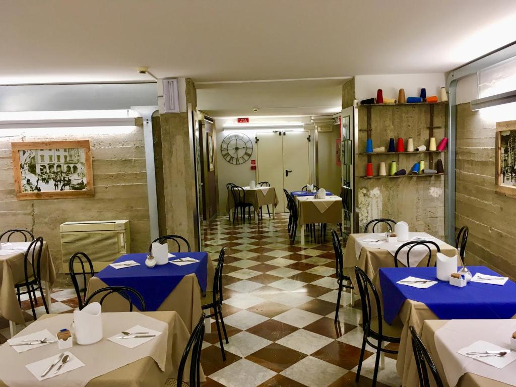 Reštaurácia alebo iné gastronomické zariadenie v ubytovaní Hotel San Marco