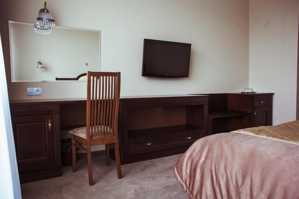 TV a/nebo společenská místnost v ubytování Warszawa Hotel