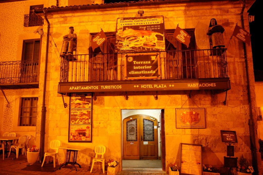 un edificio con un restaurante con un cartel en Apartamentos Turisticos Casa Pastor, en Riaza