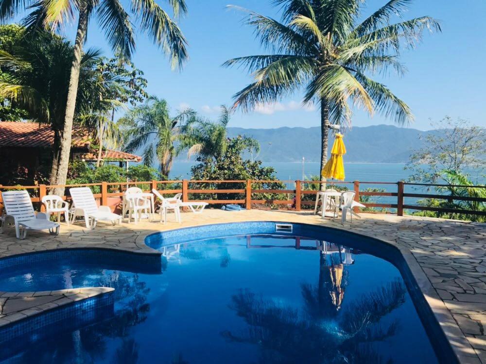 una piscina con vistas al océano en Pousada Cantinho D'Abrantes - Próximo as Melhores Praias de Ilhabela - Veloso e Curral, en Ilhabela