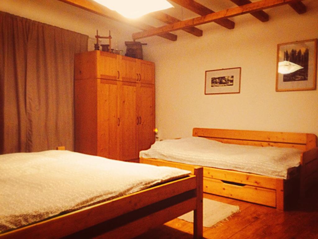 Una cama o camas en una habitación de Nexus Kulcsoshaz Bukkloka Gyimes