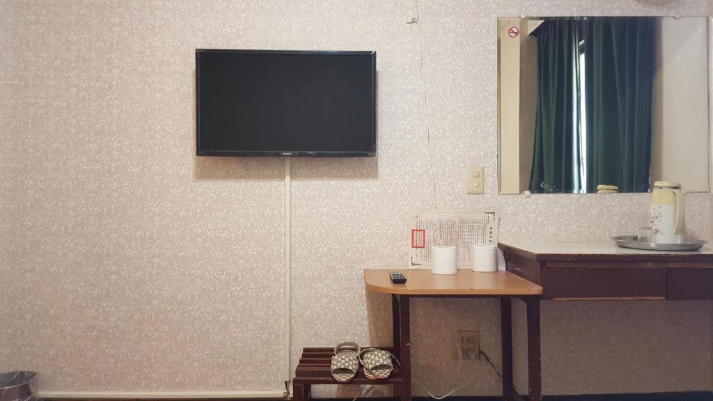 einen Flachbild-TV an der Wand eines Zimmers in der Unterkunft 他里霧Ta Li Woo in Dounan