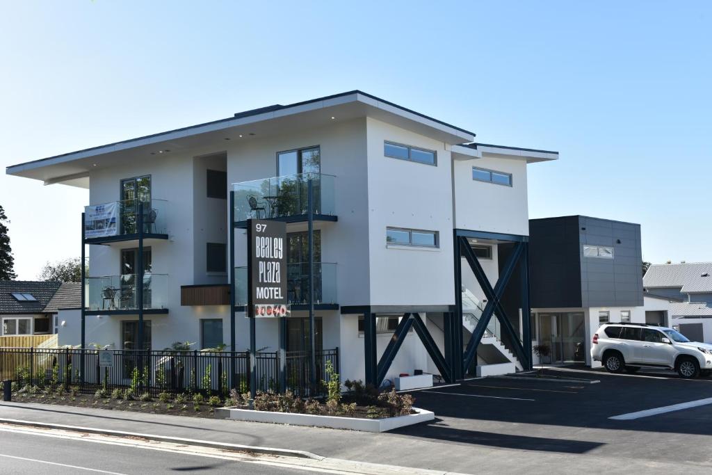 Biały budynek z znakiem przed nim w obiekcie Bealey Plaza Motel w mieście Christchurch