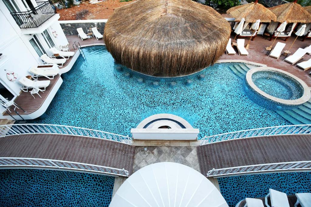 Bazén v ubytování Pinehill Hotel & Suites nebo v jeho okolí