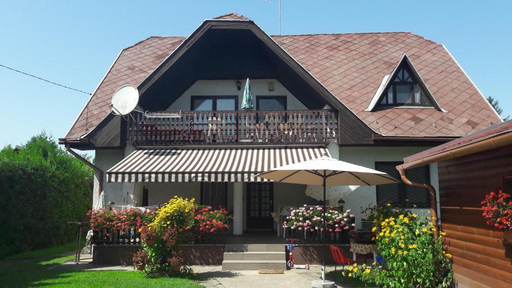dom z balkonem i parasolem w obiekcie Simon Apartmanház Zamárdi w Zamárdi