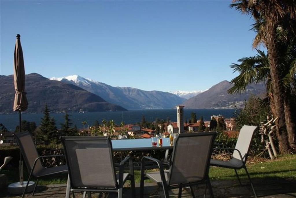 GermignagaにあるSogno d'Oroの山の景色を望むテーブルと椅子