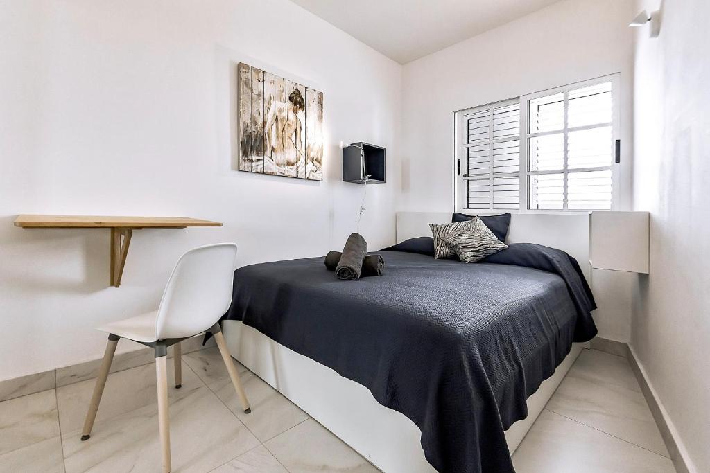 ロス・クリスティアーノスにあるRosa marのベッドルーム1室(ベッド1台、テーブル、椅子付)