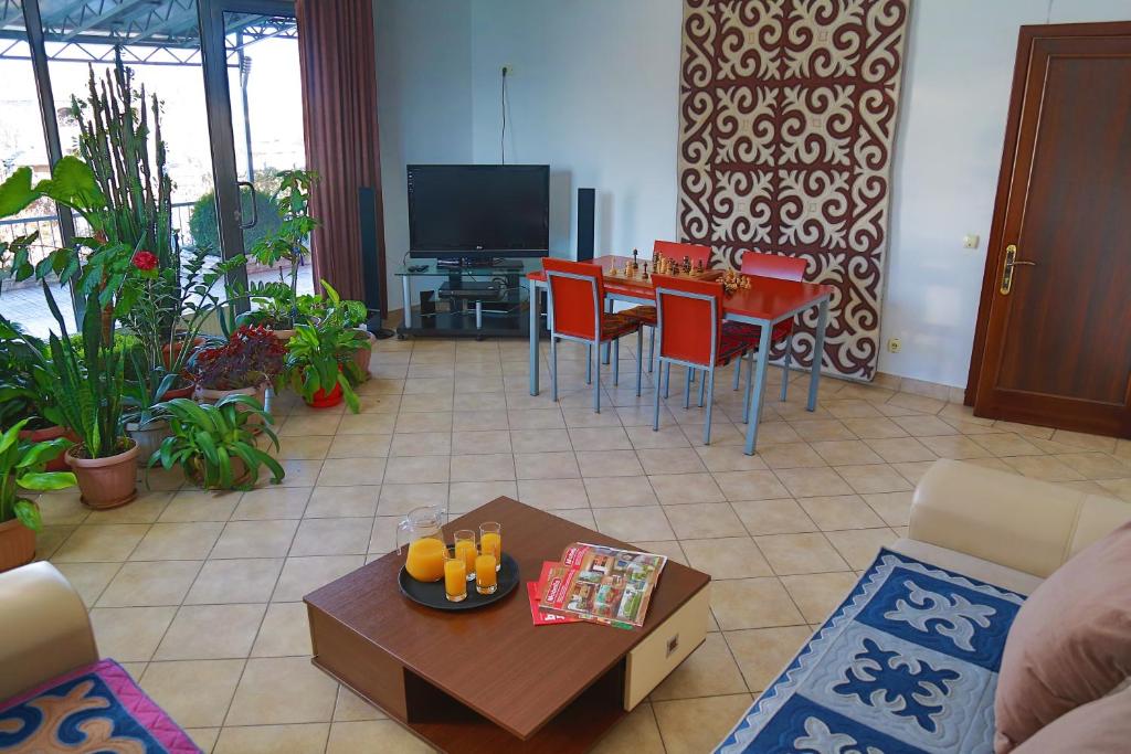 TV a/nebo společenská místnost v ubytování Amir Hotel
