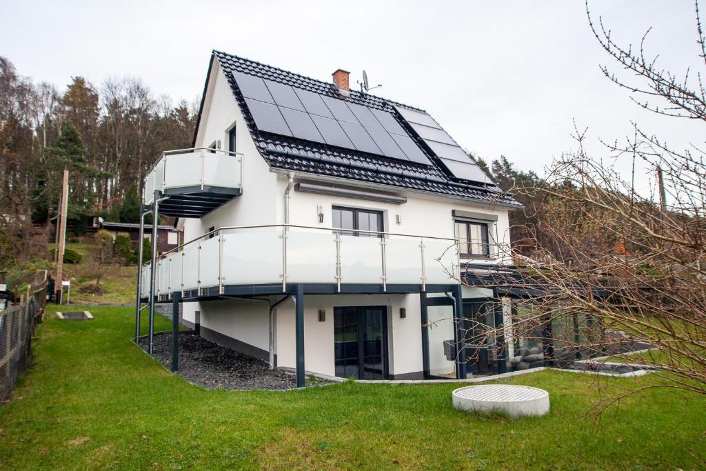 ein Haus mit Sonnenkollektoren darüber in der Unterkunft Weinberghaus Prossen in Bad Schandau