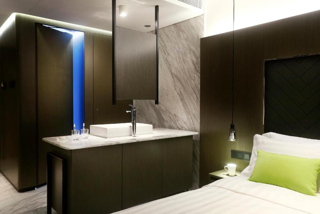 Postel nebo postele na pokoji v ubytování Hotel Ease Tsuen Wan