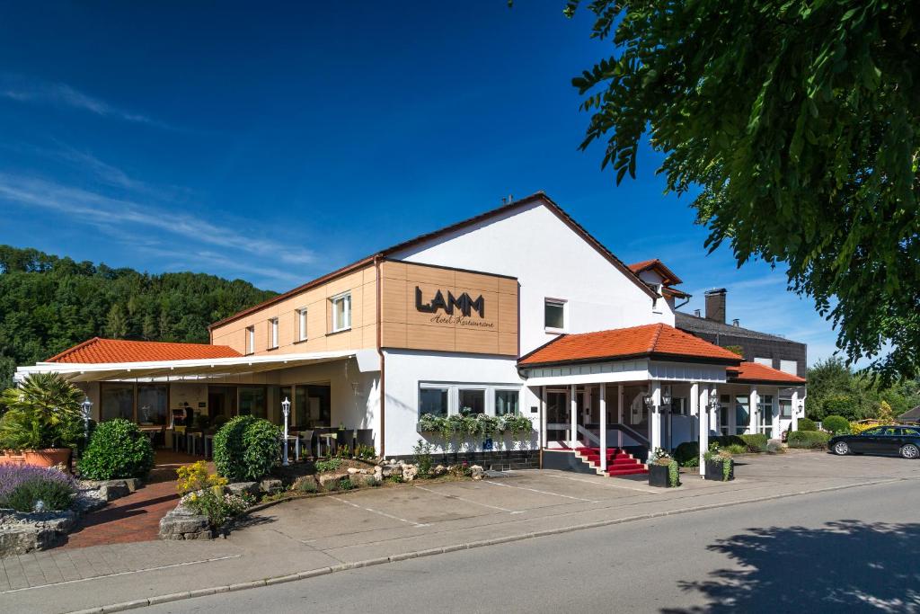 un edificio con un restaurante al lado de una calle en Hotel Restaurant Lamm en Stein