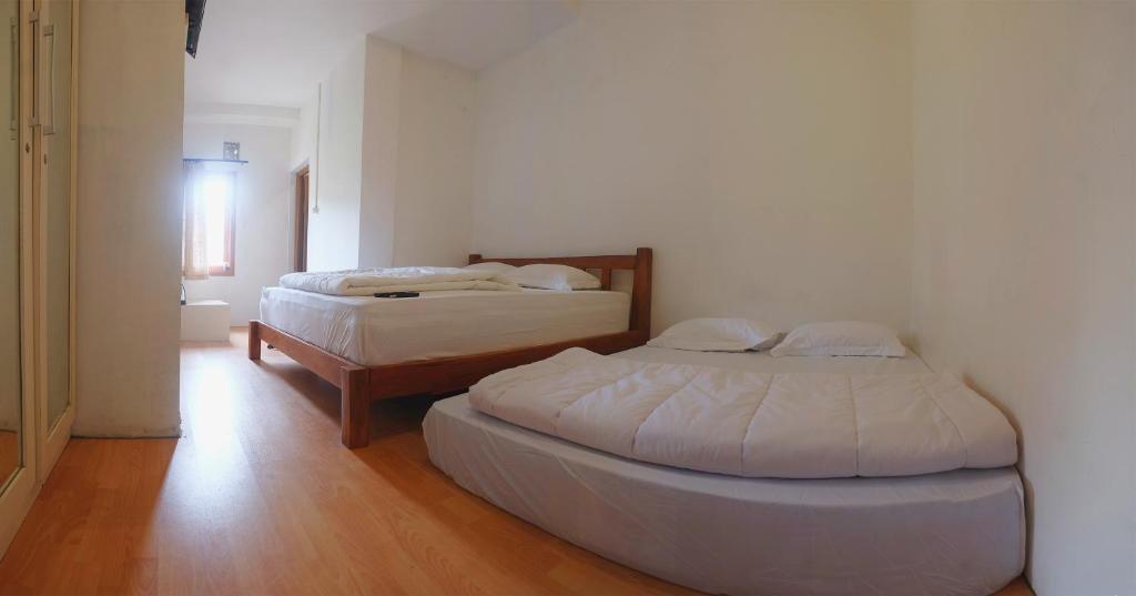 Postel nebo postele na pokoji v ubytování Tani Jiwo Hostel