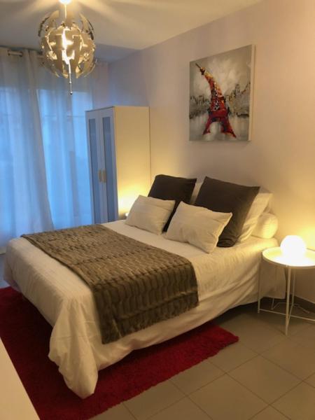 une chambre avec un grand lit et un lustre dans l'établissement FANTASY by Dream Apartments, à Serris